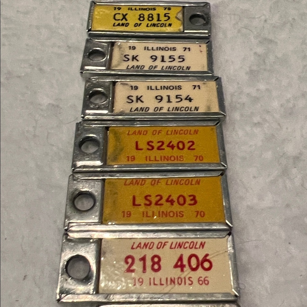 Vintage Disabled Veterans Illinois License Plate Keychains 1960-75 - Picture 3 of 5
